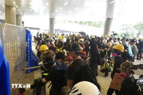 Người biểu tình đập phá trụ sở của Hội đồng Lập pháp ở Hong Kong,Trung Quốc, ngày 31/8/2019. (Nguồn: THX/TTXVN) 