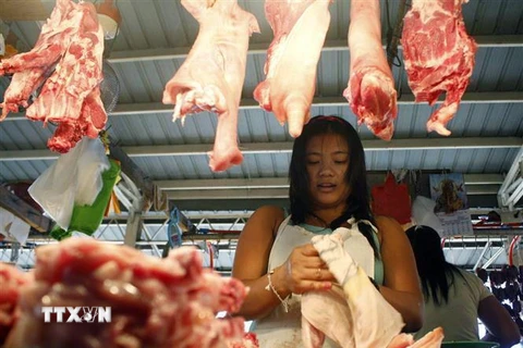 Một quầy hàng bán thịt lợn ở thủ đô Manila, Philippines. (Nguồn: AFP/TTXVN) 