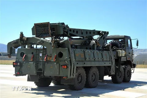 Một bộ phận của hệ thống phòng thủ tên lửa S-400 sau khi được vận chuyển xuống từ máy bay vận tải của Nga tại căn cứ không quân ở Ankara, Thổ Nhĩ Kỳ ngày 12/7/2019. (Nguồn: AFP/TTXVN) 