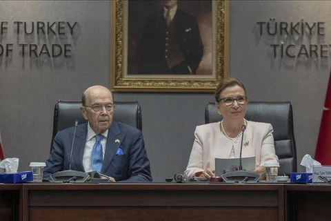 Bộ trưởng Thương mại Thổ Nhĩ Kỳ Ruhsar Pekcan (phải) và người đồng cấp Mỹ Wilbur Ross. (Nguồn: aa.com.tr) 