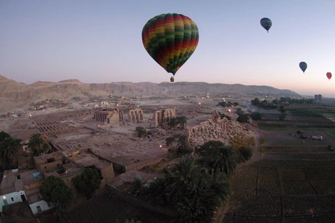Các chuyến du hành bằng khinh khí cầu tại Luxor vào mỗi sáng bình minh cũng là điểm nhấn thu hút khách du lịch trải nghiệm khi đến thăm tỉnh này. (Nguồn: AFP/Getty Images) 