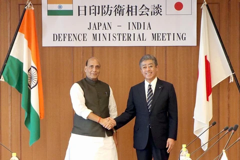 Bộ trưởng Quốc phòng Nhật Bản Takeshi Iwaya (phải) và người đồng cấp Ấn Độ Rajnath Singh tại cuộc gặp ở Tokyo ngày 2/9/2019. (Nguồn: newspoint.tv) 
