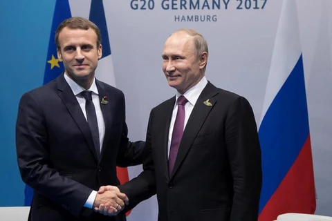 Tổng thống Pháp Emmanuel Macron (trái) và người đồng cấp Nga Vladimir Putin. (Nguồn: Reuters) 
