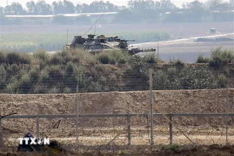 Xe quân sự Israel tuần tra tại khu vực giáp giới Dải Gaza sau xung đột với người biểu tình Palestine ngày 1/8/2019. (Nguồn: AFP/TTXVN) 