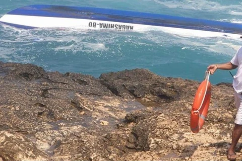 Chiếc tàu du lịch đã bị lật gần vịnh Devil's Tear, ở Nusa Lembongan, phía Đông của hòn đảo Bali. (Nguồn: news.detik.com) 