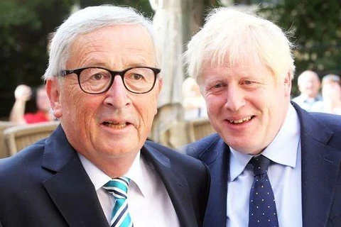 Thủ tướng Anh Boris Johnson (phải) và Chủ tịch Ủy ban châu Âu Jean-Claude Juncker. (Nguồn: express.co.uk) 