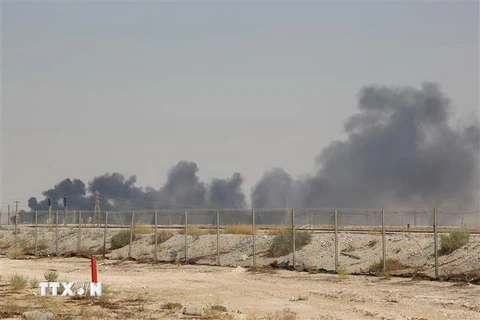 Khói bốc lên từ nhà máy lọc dầu Aramco ở Abqaiq, miền Đông Saudi Arabia sau vụ tấn công ngày 14/9/2019. (Nguồn: AFPF/TTXVN) 
