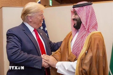 Tổng thống Mỹ Donald Trump (trái) và Thái tử Saudi Arabia Mohammed bin Salman trong cuộc gặp tại Osaka, Nhật Bản, ngày 29/6/2019. (Nguồn: AFP/TTXVN) 