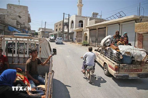 Người dân Syria trở về quê hương tại làng Jibala, phía nam tỉnh Idlib, sau khi phải rời bỏ nhà cửa tránh chiến tranh, ngày 4/8/2019. (Nguồn: AFP/TTXVN) 