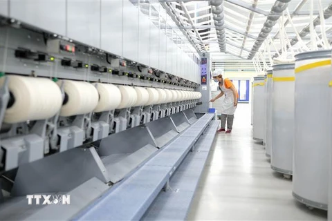Công nhân Nhà máy kéo sợi lông cừu Đà Lạt bên dây chuyền sản xuất sợi lông cừu bằng nguyên liệu sợi tự nhiên nhập khẩu. (Ảnh: Nguyễn Dũng/TTXVN) 
