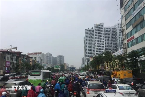 Các phương tiện di chuyển khó khăn trên đường phố Minh Khai bị ù tắc nghiêm trọng trong cơn mưa lớn sáng 19/9/2019. (Ảnh: Nhật Anh/TTXVN) 