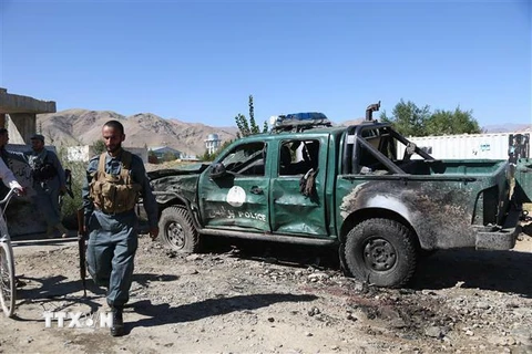 Cảnh sát điều tra tại hiện trường vụ đánh bom liều chết do phiến quân Taliban tiến hành tại Charikar, tỉnh Parwan, Afghanistan, ngày 17/9/2019. (Nguồn: THX/TTXVN) 