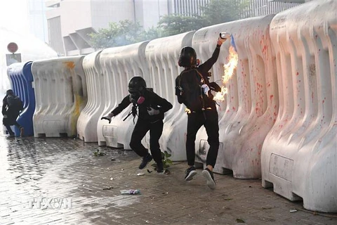 Người biểu tình ném bom xăng gây rối trên đường phố tại Hong Kong, Trung Quốc, ngày 15/9/2019. (Nguồn: THX/TTXVN) 