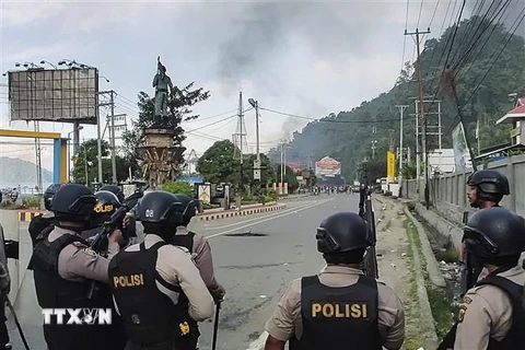 Cảnh sát Indonesia triển khai để ngăn chặn các cuộc biểu tình quá khích tại thành phố Jayapura, Papua ngày 29/8. (Nguồn: AFP/TTXVN) 