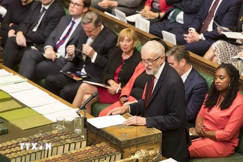 Lãnh đạo Công đảng đối lập Anh Jeremy Corbyn (phía trước) trong phiên họp tại Hạ viện ở London ngày 3/9/2019. (Nguồn: THX/TTXVN) 