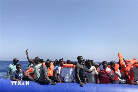 Những người di cư gặp nạn ở ngoài khơi Libya được tàu Ocean Viking cứu ngày 11/8. (Nguồn: AFP/TTXVN) 