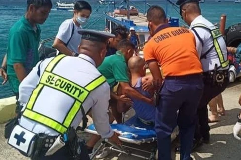 Lực lượng Bảo vệ bờ biển của Philippines đã giải cứu được 14 người. (Nguồn: rappler.com) 