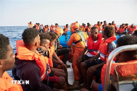 Người di cư được cứu sau khi thuyền của họ bị lật ngoài khơi Libya ngày 5/7. (Nguồn: AFP/TTXVN) 