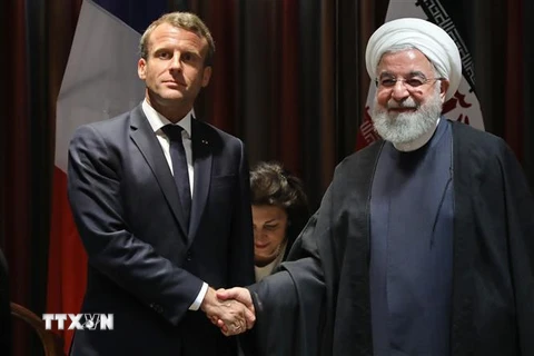 Tổng thống Pháp Emmanuel Macron (trái) và người đồng cấp Iran Hassan Rouhani (phải) tại cuộc gặp ở New York, Mỹ ngày 23/9/2019. (Nguồn: AFP/TTXVN) 