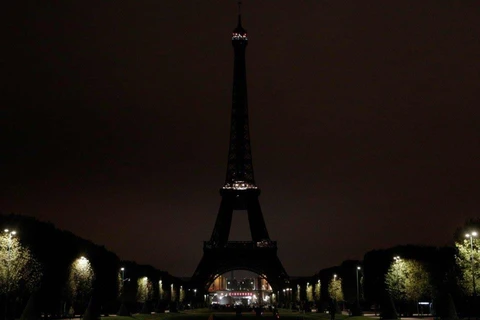 Khoảnh khắc Tháp Eiffel tắt đèn tưởng nhớ ông Jacques Chirac