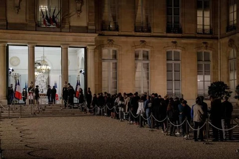 [Video] Hàng trăm người xếp hàng vào Điện Elysee tưởng nhớ ông Chirac