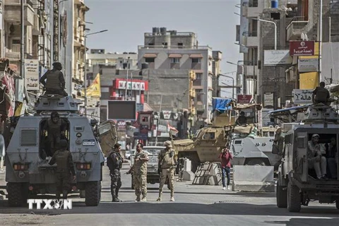 Cảnh sát Ai Cập gác tại El-Arish, Bắc Sinai. (Nguồn: AFP/TTXVN) 