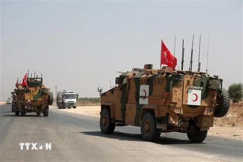 Xe quân sự của Thổ Nhĩ Kỳ qua thị trấn Saraqib, tỉnh Idlib, tây bắc Syria ngày 29/8/2019. (Nguồn: AFP/TTXVN) 