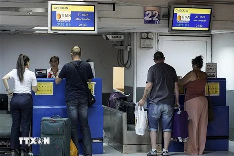 Du khách Anh là khách hàng của Hãng Thomas Cook chờ làm thủ tục tại sân bay Heraclion, đảo Crete, Hy Lạp ngày 24/9/2019. (Nguồn: AFP/TTXVN) 