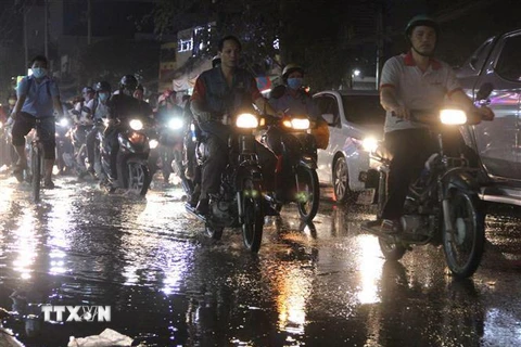 Nước ngập do triều cường dâng cao tại đường Huỳnh Tấn Phát khiến giao thông khó khăn. (Ảnh minh họa: Xuân Dự/TTXVN) 