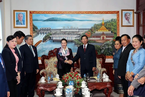 Bí thư Tỉnh trưởng tỉnh Vientiane Khamphan Sitthidumpha đón Chủ tịch Quốc hội Nguyễn Thị kim Ngân. (Ảnh: Trọng Đức/TTXVN) 