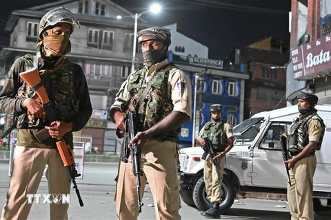 Binh sỹ Ấn Độ siết chặt an ninh tại thành phố Srinagar ngày 4/8/2019. (Nguồn: AFP/TTXVN) 