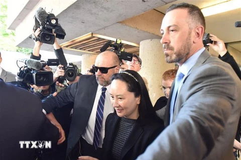 Bà Mạnh Vãn Châu (giữa), Giám đốc Tài chính (CFO) của Tập đoàn viễn thông Huawei, rời tòa án British Columbia ở Vancouver, Canada, ngày 8/5/2019. (Nguồn: AFP/TTXVN) 
