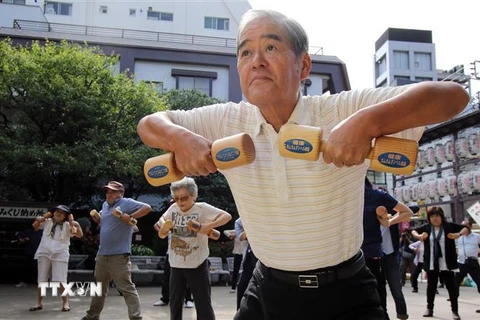 Người cao tuổi tập thể dục tại Tokyo, Nhật Bản. (Nguồn: AFP/TTXVN) 