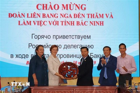 Tỉnh Bắc Ninh tặng quà lưu niệm cho đoàn công tác Liên bang Nga. (Ảnh: Thanh Thương/TTXVN) 
