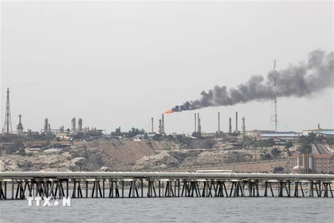 Một cơ sở khai thác dầu của Iran ở đảo Khark, ngoài khơi vùng Vịnh. (Nguồn: AFP/TTXVN) 