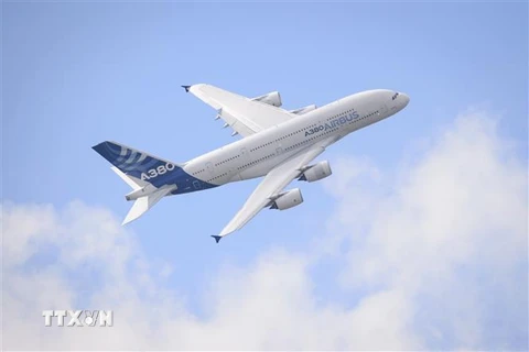 Máy bay Airbus A380 bay trình diễn tại Triển lãm hàng không Farnborough ở Hampshire, Anh. (Nguồn: AFP/TTXVN) 