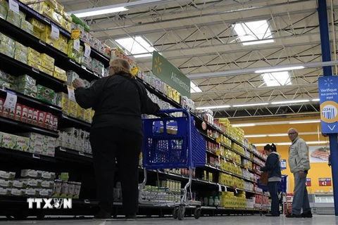 Khách hàng mua sắm tại một siêu thị ở Buenos Aires, ngày 15/8. (Nguồn: AFP/TTXVN) 