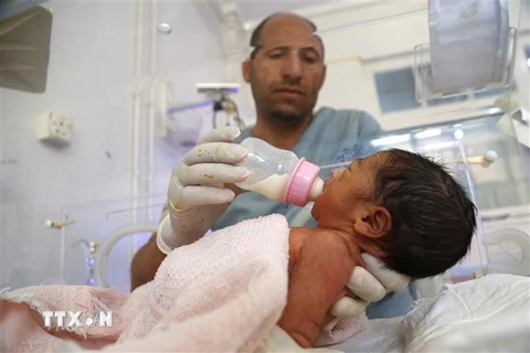 Chăm sóc em bé sơ sinh tại bệnh viện ở Sanaa, Yemen, ngày 24/9/2019. (Nguồn: THX/TTXVN) 