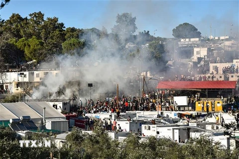 Người di cư cố gắng thoát thân sau vụ hỏa hoạn tại trại tị nạn Moria trên đảo Lebos, Hy Lạp ngày 29/9/2019. (Nguồn: AFP/TTXVN) 