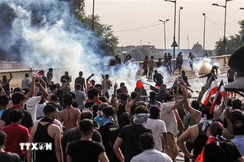 Người biểu tình đụng độ với cảnh sát tại Baghdad, Iraq, ngày 1/10/2019. (Nguồn: AFP/TTXVN) 