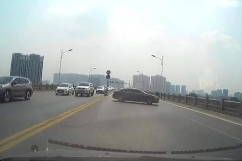 [Video] Xử phạt nữ tài xế quay đầu ôtô trên cầu Vĩnh Tuy