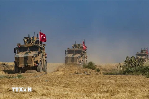Đoàn xe quân sự Thổ Nhĩ Kỳ tuần tra tại làng al-Hashisha, ngoại ô thị trấn Tal Abyad, Syria, giáp giới Thổ Nhĩ Kỳ ngày 4/10/2019. (Nguồn: AFP/TTXVN) 