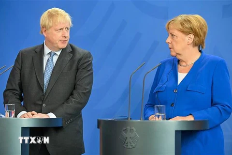 Thủ tướng Anh Boris Johnson (trái) và Thủ tướng Đức Angela Merkel trong cuộc họp báo chung tại Berlin (Đức) ngày 21/8/2019. (Nguồn: THX/TTXVN) 