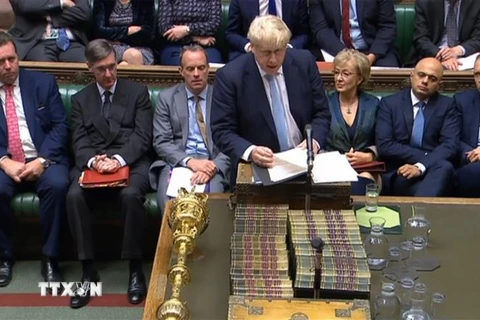 Thủ tướng Anh Boris Johnson (phía trước) phát biểu tại một phiên họp Hạ viện ở London. (Nguồn: AFP/TTXVN) 
