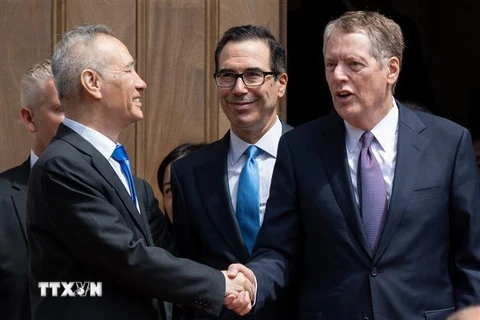 (Từ trái sang): Phó Thủ tướng Trung Quốc Lưu Hạc, Bộ trưởng Tài chính Mỹ Steven Mnuchin và Đại diện thương mại Mỹ Robert Lighthizer sau vòng đàm phán thương mại ở Washington, DC ngày 10/5/2019. (Nguồn: AFP/TTXVN) 