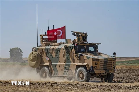 Xe quân sự Thổ Nhĩ Kỳ tuần tra tại làng al-Hashisha, thị trấn Tal Abyad, Syria, ngày 24/9/2019. (Nguồn: AFP/TTXVN) 