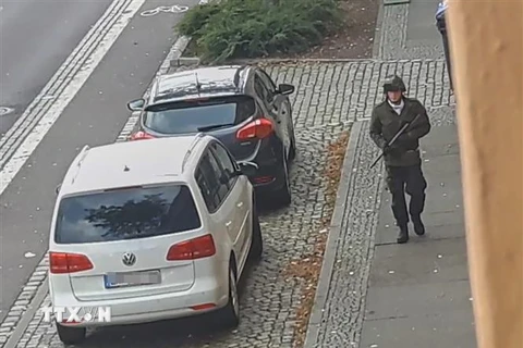 Hình ảnh được trích xuất từ video của ATV-Studio Halle cho thấy nghi phạm tiến hành vụ xả súng tại Halle an der Saale, miền đông nước Đức, ngày 9/9/2019. (Nguồn: AFP/TTXVN) 