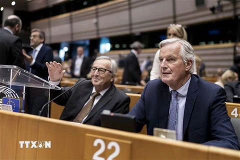 Trưởng đoàn đàm phán Brexit của Liên minh châu Âu (EU) Michel Barnier (phải) tại phiên họp Nghị viện châu Âu ở Brussels, Bỉ ngày 9/10/2019. (Nguồn: AFP/TTXVN) 