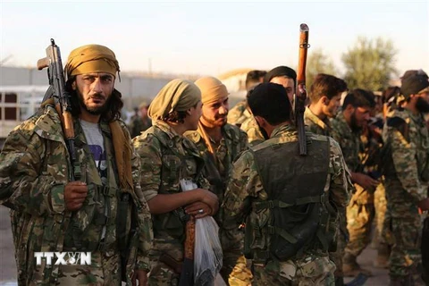 Các tay súng Syria ủng hộ Thổ Nhĩ Kỳ tập trung tại thị trấn Azaz, tỉnh Aleppo (Syria), chuẩn bị tham gia chiến dịch tấn công lực lượng người Kurd ở Đông Bắc Syria do Ankara tiến hành, ngày 10/10/2019. (Nguồn: AFP/TTXVN) 