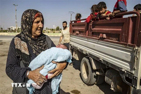 Người dân sơ tán khỏi các khu vực xung đột tại tỉnh Hasakeh, Đông Bắc Syria, ngày 10/10. (Nguồn: AFP/TTXVN) 